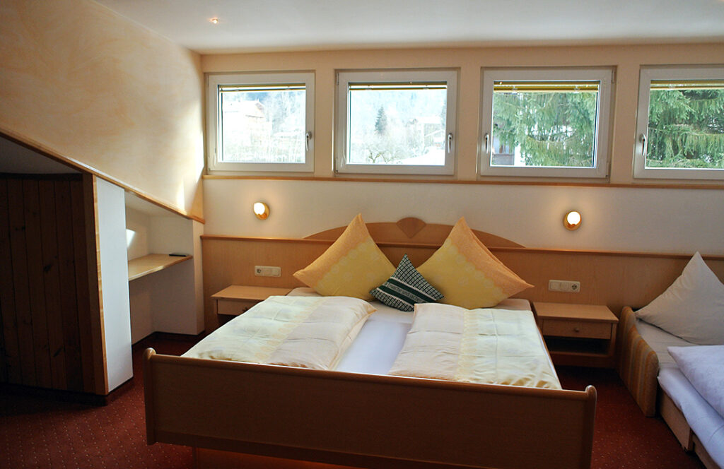 Romantikzimmer mit fenstern