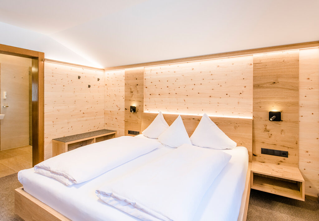 Zirbenzimmer_doppelbett